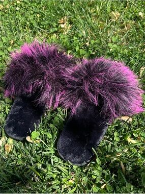 Faux Fur Slide Slippers in Black with Magenta Trim